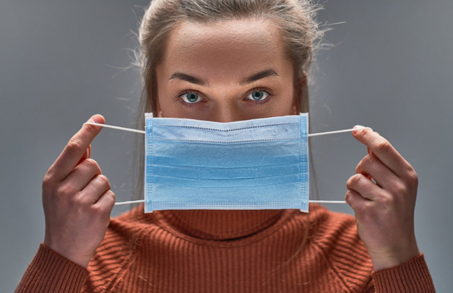 Врач рассказал, как безопасно ходить в гости на новогодние праздники