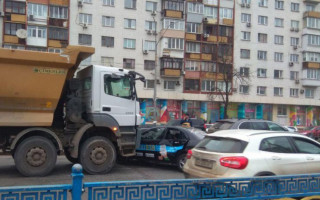 В Киеве грузовик протаранил такси, фото