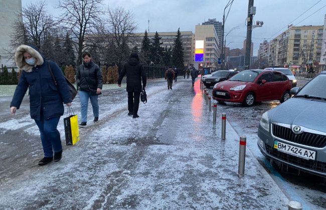 В Киеве улицы покрылись льдом, а машины застряли в пробках: как люди добираются на работу, фото