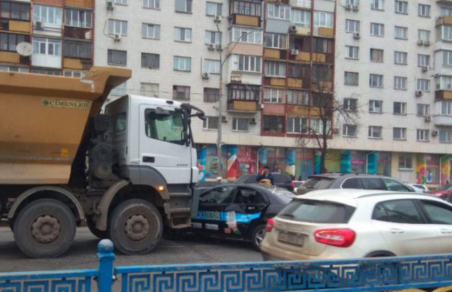 В Киеве грузовик протаранил такси, фото