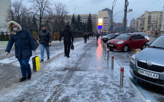 В Киеве улицы покрылись льдом, а машины застряли в пробках: как люди добираются на работу, фото