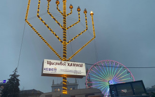 В Киеве вандал под лозунг «жидам — могила» повалил ханукию: видео