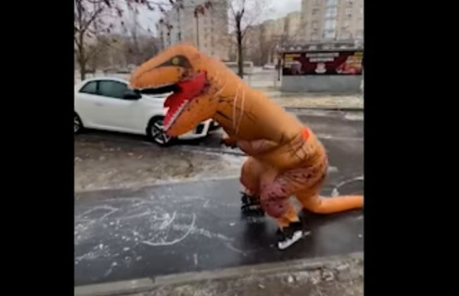 В Киеве динозавр катался по ледяному тротуару, видео