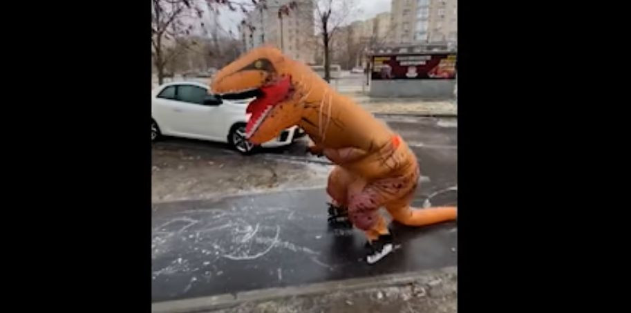 В Киеве динозавр катался по ледяному тротуару, видео