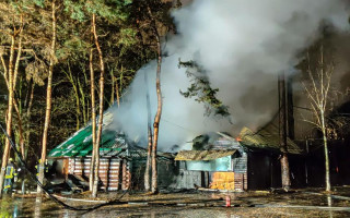В столичном парке сгорело кафе: пострадал охранник, фото