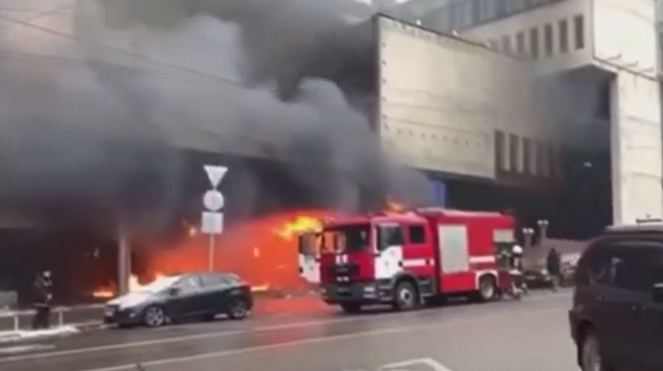 Мощный пожар в центре Киева: появилось видео инцидента