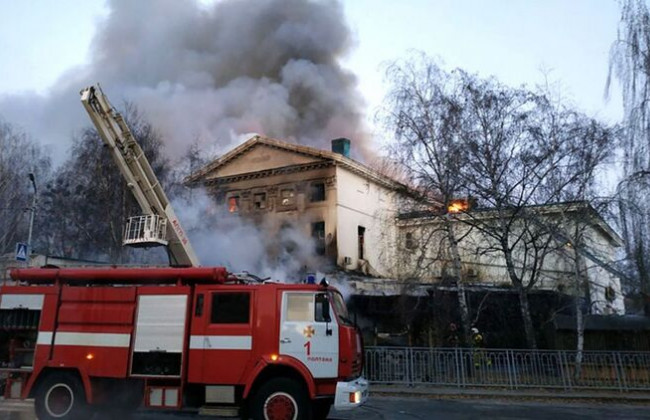 Мощный пожар в полтавском кинотеатре: полиция установила личность погибшего