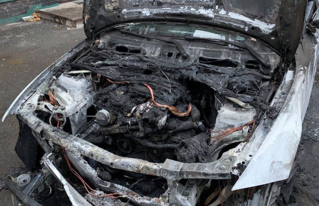 В Киеве сгорел припаркованный автомобиль BMW: фото