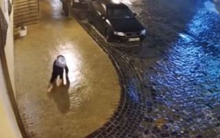 Стало известно состояние девочки, которая не смогла подняться на Андреевском спуске