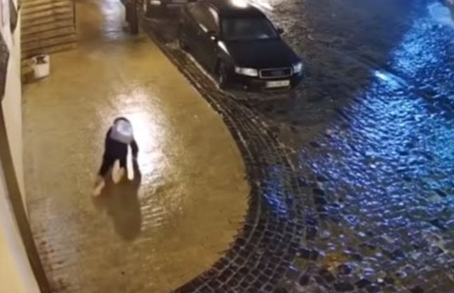 Стало известно состояние девочки, которая не смогла подняться на Андреевском спуске