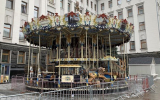 В Киеве возле Офиса Президента вслед за катком строят рождественский городок: фото