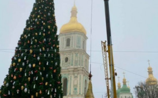 Осталась без шляпы: с главной елки страны сняли скандальный атрибут, фото