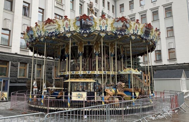 В Киеве возле Офиса Президента вслед за катком строят рождественский городок: фото