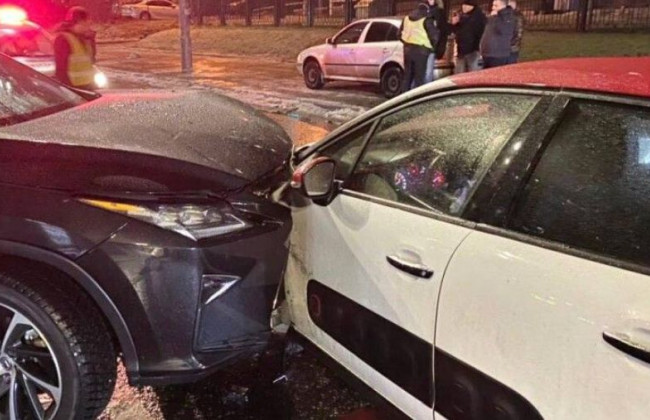 Серьезное ДТП в Киеве: Lexus влетел в Citroen, пострадала 12-летняя девочка