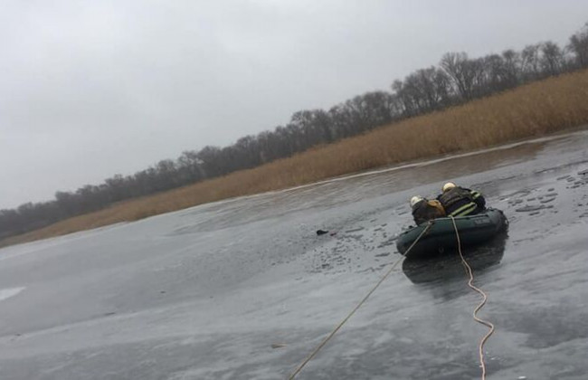 В Днепропетровской области из речки достали тела двух рыбаков, которые провалились под лед