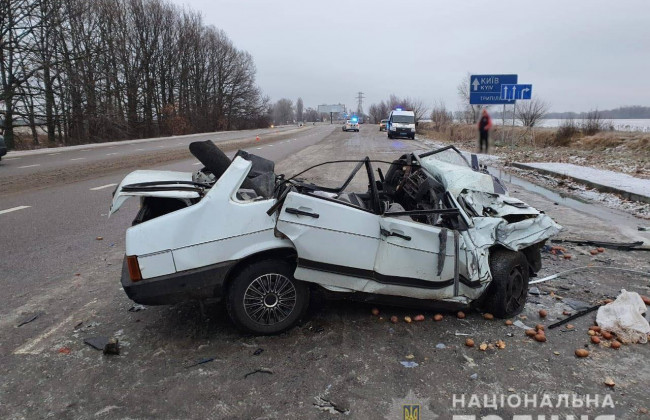 Смертельное ДТП под Киевом: погиб мужчина и несовершеннолетний парень, фото