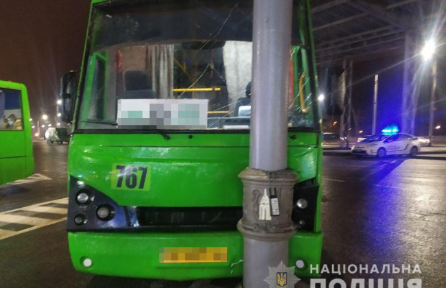 В Харькове маршрутка влетела в столб: пострадала пассажирка
