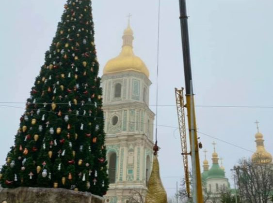Осталась без шляпы: с главной елки страны сняли скандальный атрибут, фото