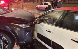 Серьезное ДТП в Киеве: Lexus влетел в Citroen, пострадала 12-летняя девочка