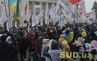 Попытка установить палатки, стычки с правоохранителями и дымовые шашки: в Киеве продолжается митинг ФОПов, фото