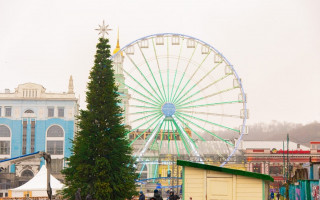 В центре Киева установили еще одну новогоднюю елку: фото
