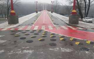 У Києві на пішохідному мосту встановили «лежачих поліцейських» для пішоходів: фото