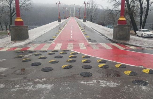 У Києві на пішохідному мосту встановили «лежачих поліцейських» для пішоходів: фото