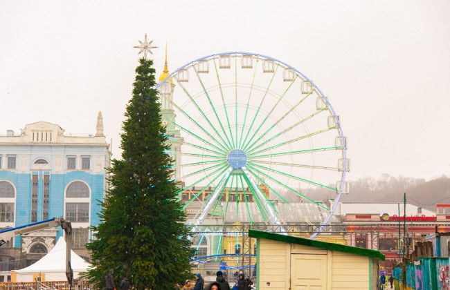 В центре Киева установили еще одну новогоднюю елку: фото