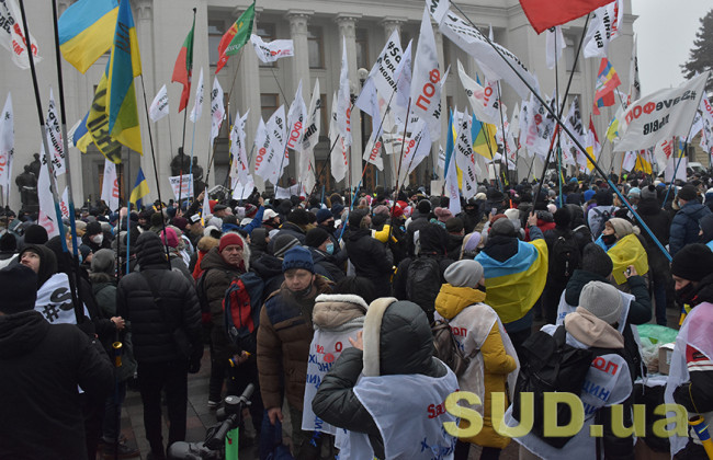 Попытка установить палатки, стычки с правоохранителями и дымовые шашки: в Киеве продолжается митинг ФОПов, фото