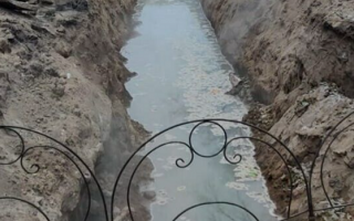 В Киеве на Виноградаре образовался «каньйон» из-за прорыва трубы: фото