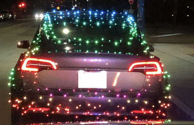 Теслу «одели» в новогодний наряд: полиция выписала штраф водителю за гирлянды на авто, фото