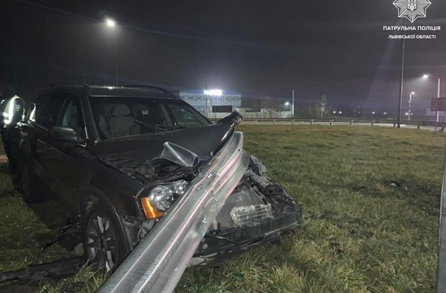Подо Львовом пьяный водитель въехал в отбойник, фото