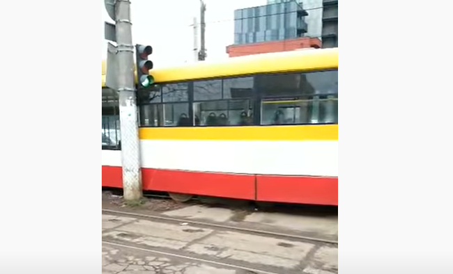 В Одессе трамвай с пассажирами сошел с рельсов и протаранил столб: видео