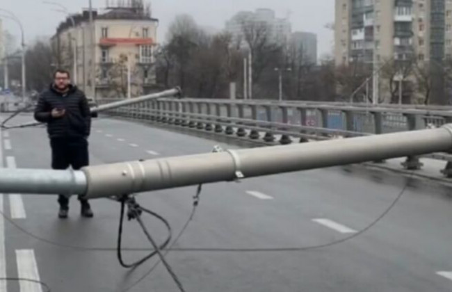 Болты ничего не крепят: киевлянам показали, почему обрушился мост на Шулявке, фото