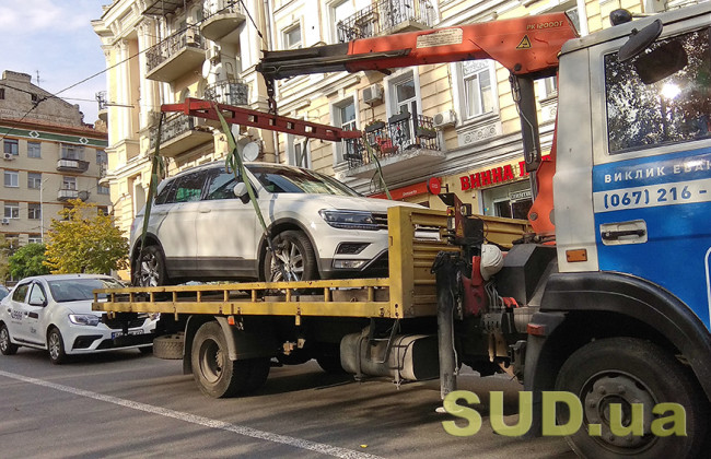 В Киеве массово эвакуируют авто нарушителей парковки