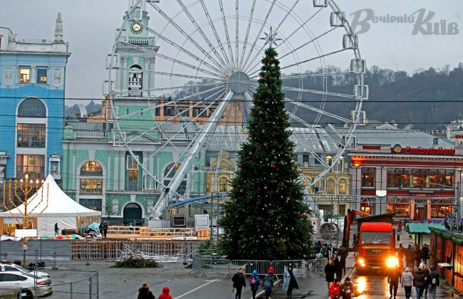 На Подолі встановили ялинку та будують святкове містечко: фото
