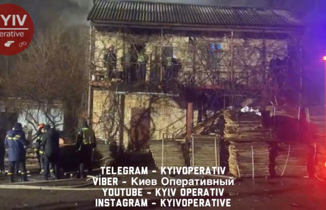 В Киеве вспыхнул мощный пожар в доме: есть жертвы