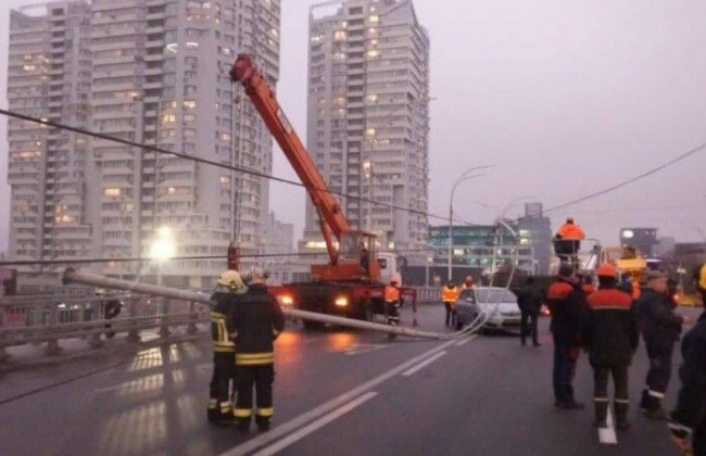 В Киеве на Шулявском мосту демонтировали электроопоры
