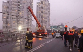 В Киеве на Шулявском мосту демонтировали электроопоры
