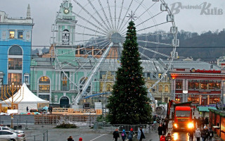 На Подолі встановили ялинку та будують святкове містечко: фото