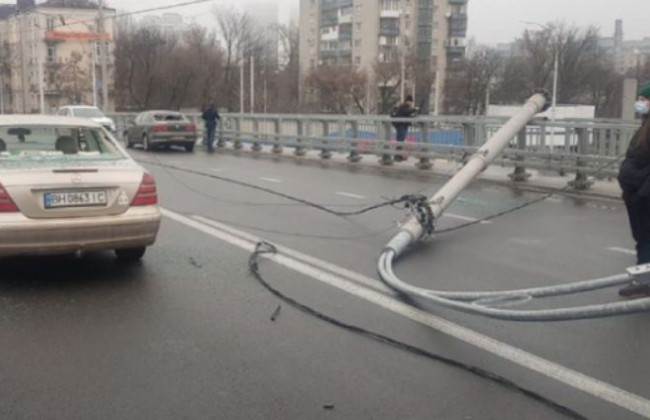 Кличко сообщил, за чей счет будут ремонтировать электроопоры на Шулявском мосту