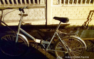 Під Черніговом 80-річний чоловік викрав Лексус під сільрадою: замість авто він залишив велосипед, фото