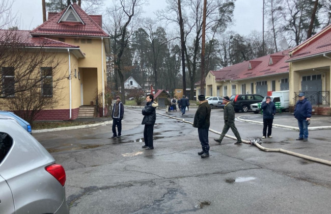 Пациенты прятались под кроватями: в Киеве горело здание психдиспансера, фото, видео