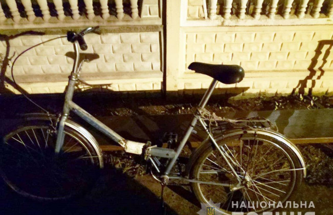 Під Черніговом 80-річний чоловік викрав Лексус під сільрадою: замість авто він залишив велосипед, фото