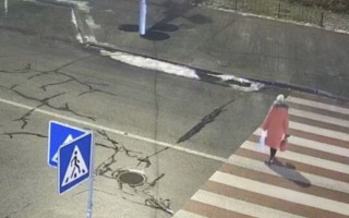 Серьезное ДТП в Киеве: легковушка сбила женщину на пешеходном переходе