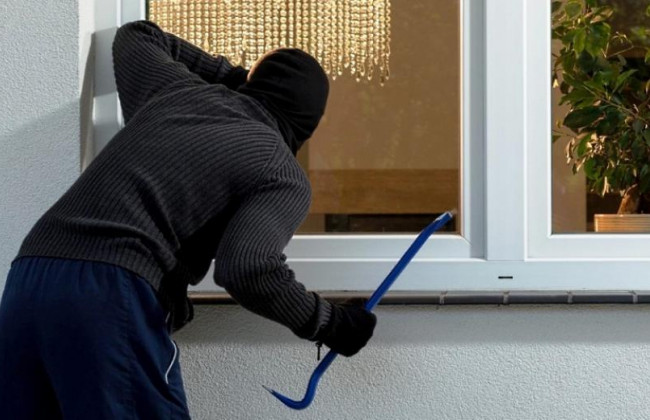 Проникали в квартиры через окна: в спальном районе Киева задержали «трио домушников»