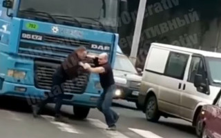 Не поделили дорогу: в Киеве прямо на проезжей части подрались водители грузовиков, видео