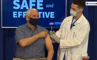 Вице-президент США получил прививку от коронавируса в прямом эфире: видео