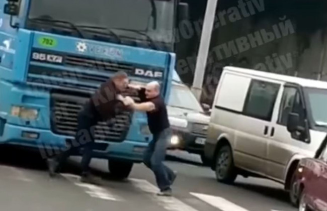 Не поделили дорогу: в Киеве прямо на проезжей части подрались водители грузовиков, видео