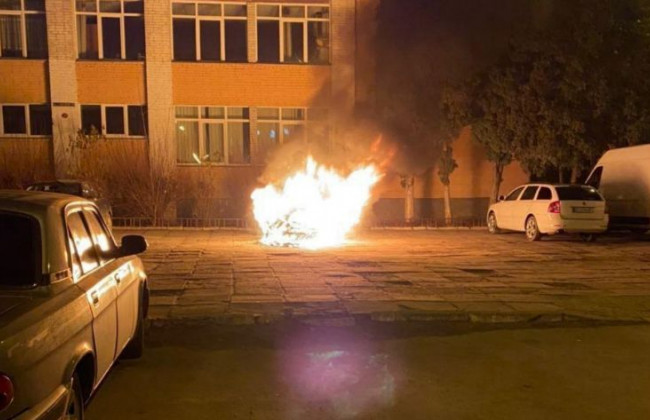 Неизвестные подожгли автомобиль детектива НАБУ, фото